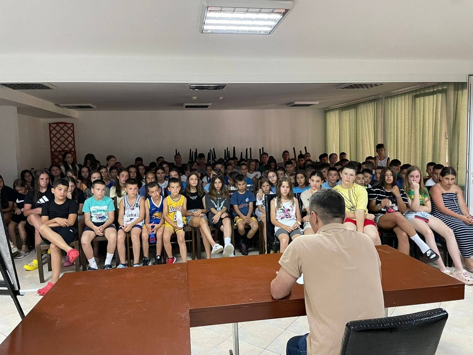 Edukativno predavanje — puna sala polaznika sluša predavača