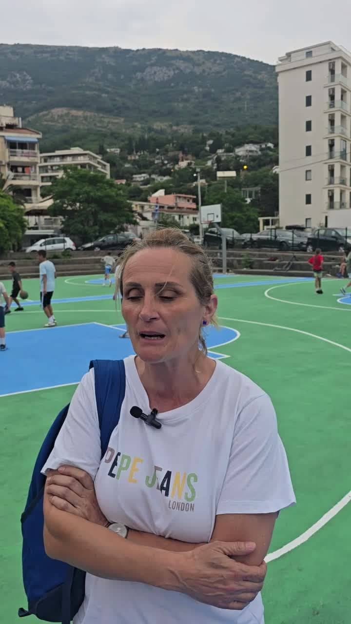 Nina, edukator na kampu, na terenu u Sutomoru